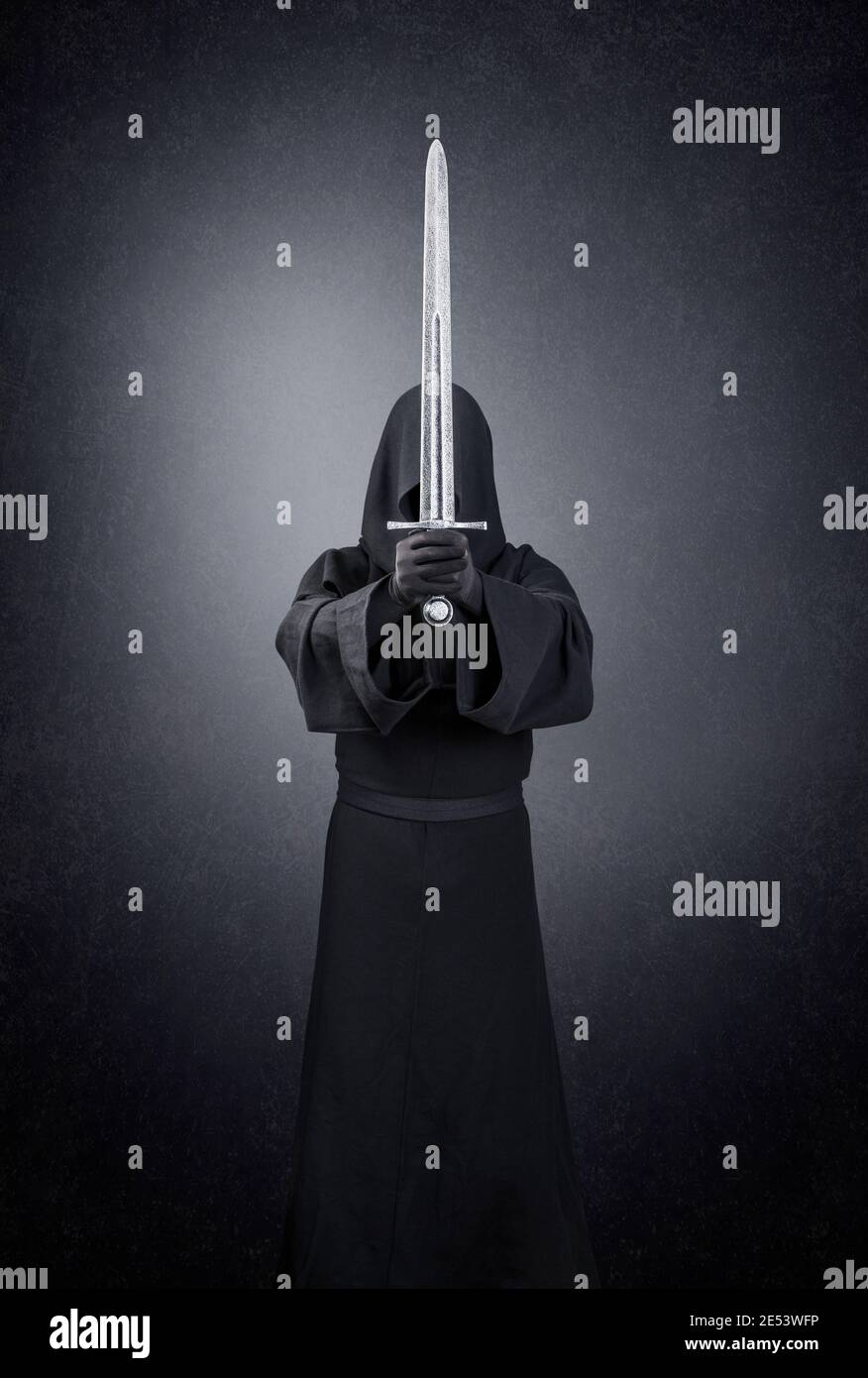 La figure fantomatique avec épée médiévale dans le noir Banque D'Images