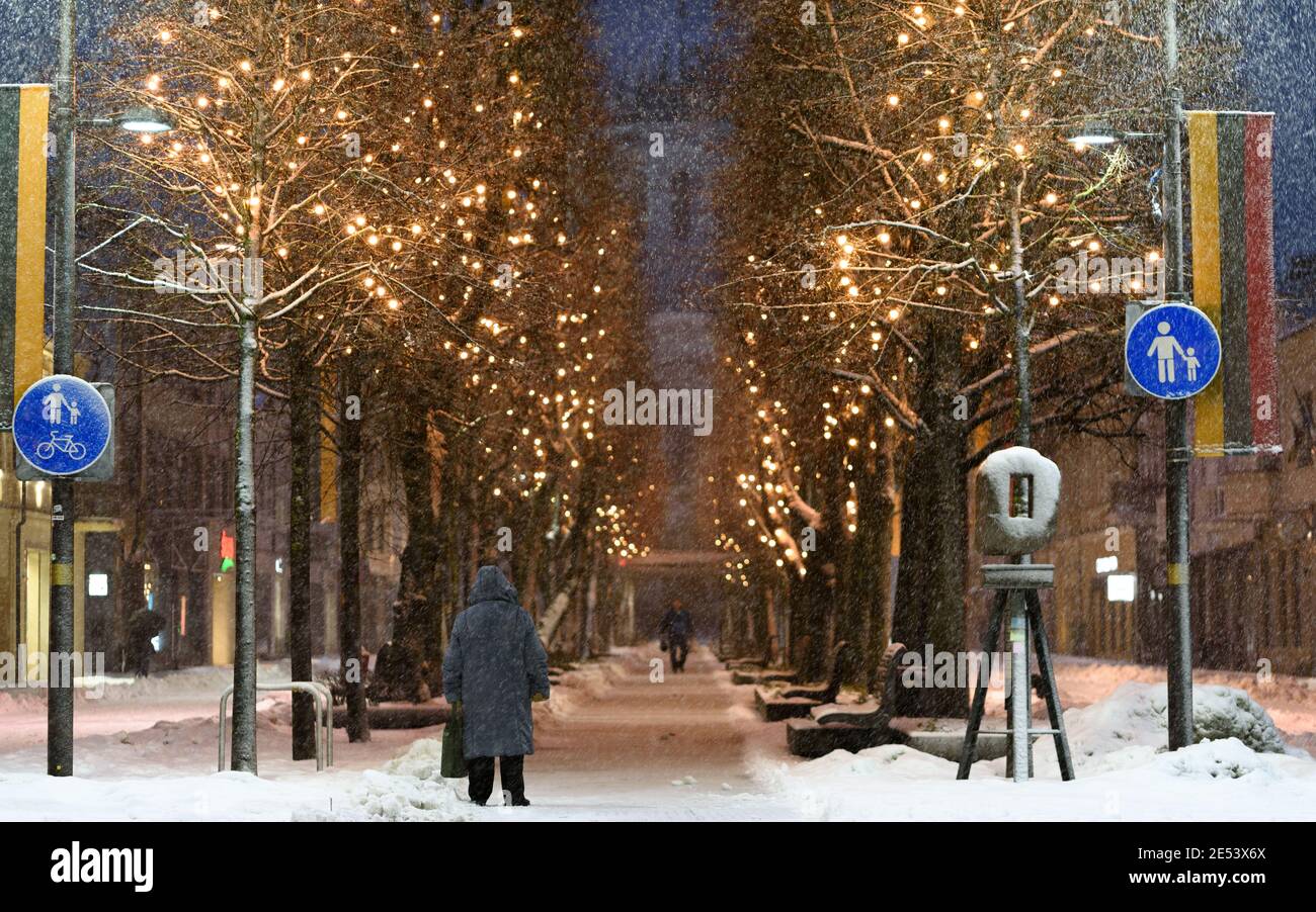 Kaunas, Lituanie 01-26-2021 magnifique matin d'hiver dans la ville de Kaunas sur Freedom Alley. Banque D'Images