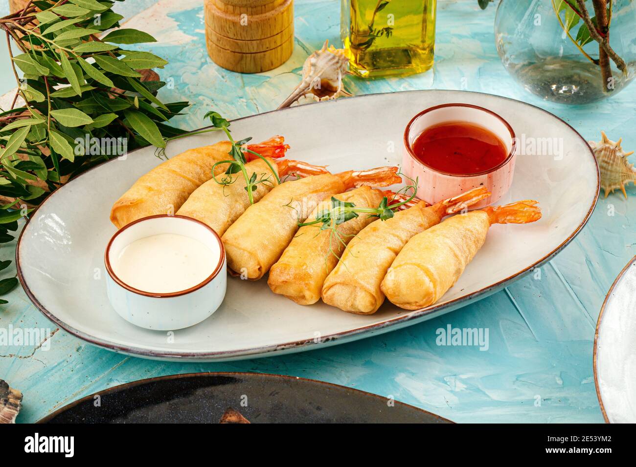 Rouleaux de printemps frits asiatiques aux crevettes Banque D'Images