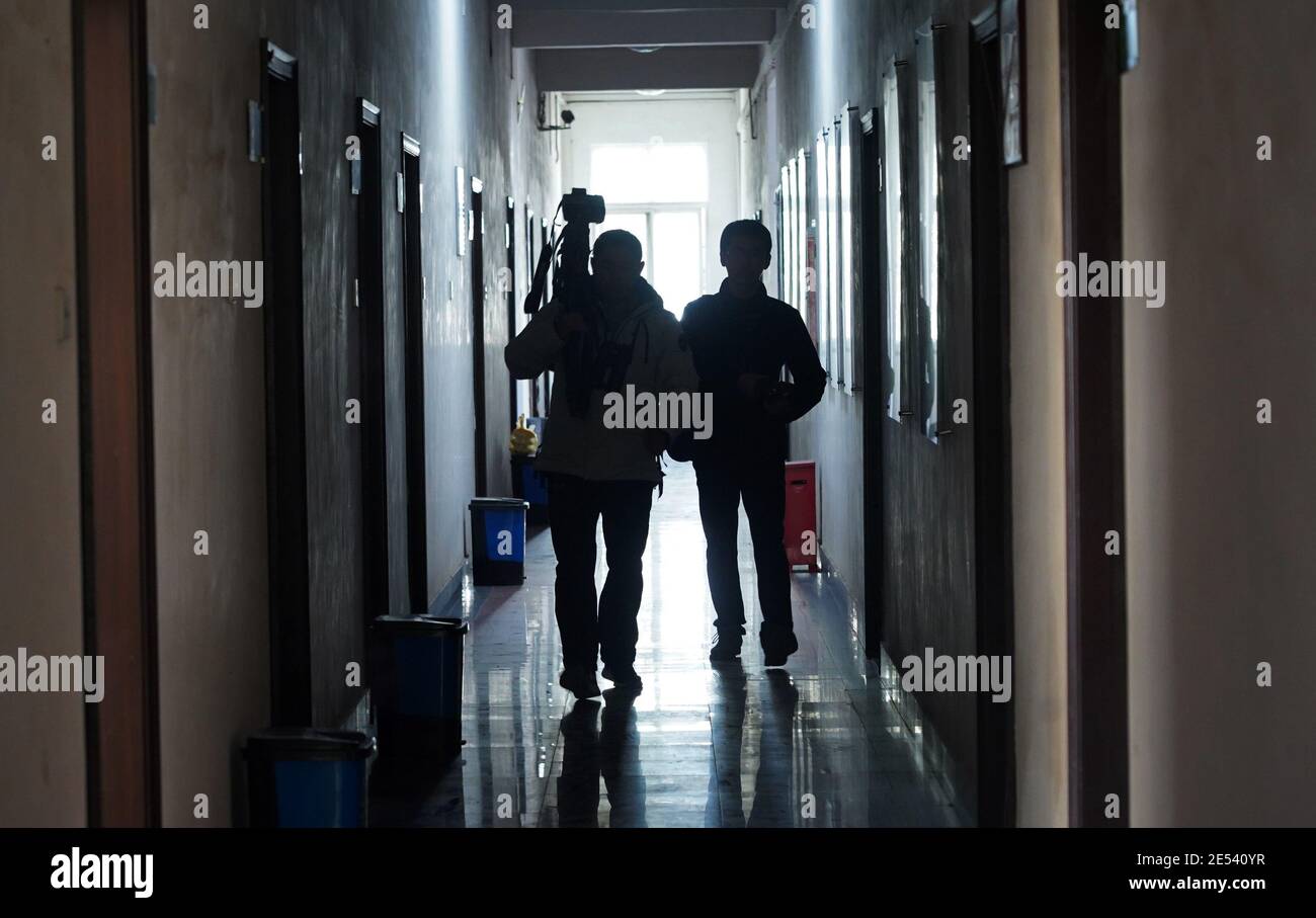 (210126) -- NANCHANG, le 26 janvier 2021 (Xinhua) -- Wang Zhiru (L) et Kuang Shaoxiang sont prêts à observer des grues blanches au Centre de sauvetage et de reproduction de la faune sauvage de la province de Jiangxi, dans l'est de la Chine, le 18 janvier 2021. Wang Zhiru, directeur du Centre de secours et de reproduction de la faune de la province de Jiangxi, et Kuang Shaoxiang, vétérinaire, ont rencontré la grue blanche 'AIAI' pour la première fois en avril 2018, lorsqu'elle a été trouvée et envoyée au centre par un villageois local. « quand je l'ai vu pour la première fois, la grue était si sale et ne pouvait même pas se tenir régulièrement à cause de la malnutrition à long terme. » Wang Zhiru a rappelé. Banque D'Images