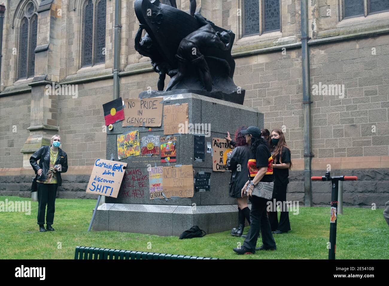 26 janvier 2021. Jour de l'invasion 2021. Les manifestants redécorent la statue de Matthew Flinders sur Swanston Street. Melbourne, Victoria. Credit: Jay Kogler/Alay Live News Banque D'Images