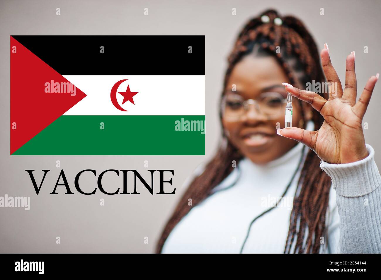 Une femme africaine présente un vaccin pour la République démocratique arabe du Sahraouis. Concept de vaccination des pays d'Afrique. Banque D'Images