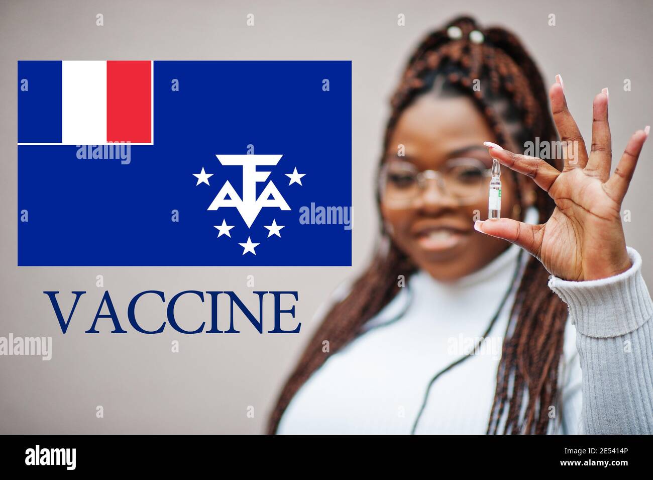 Une femme africaine présente un vaccin pour les terres australes et antarctiques françaises. Concept de vaccination des pays d'Afrique. Banque D'Images