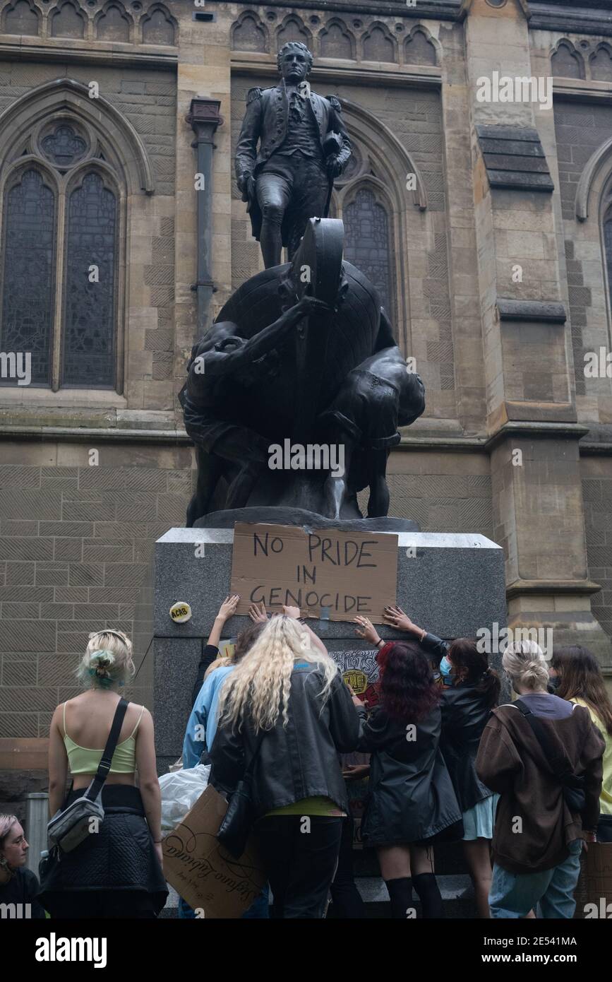 26 janvier 2021. Jour de l'invasion 2021. Les manifestants redécorent la statue de Matthew Flinders sur Swanston Street. Melbourne, Victoria. Credit: Jay Kogler/Alay Live News Banque D'Images
