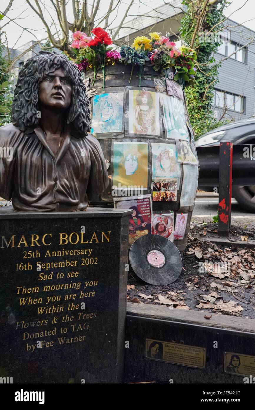 Un sanctuaire pour la star du rock Marc Bolan qui a été tué dans un accident de voiture à Barnes le 16 septembre 1977. Date de la photo : lundi 18 janvier 2021. Photo: Roger Banque D'Images