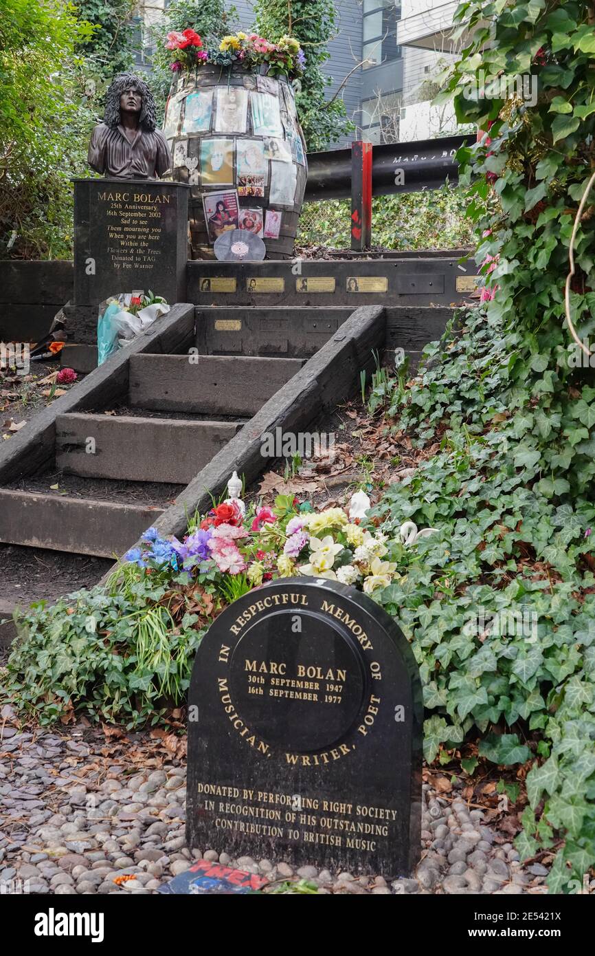 Un sanctuaire pour la star du rock Marc Bolan qui a été tué dans un accident de voiture à Barnes le 16 septembre 1977. Date de la photo : lundi 18 janvier 2021. Photo: Roger Banque D'Images