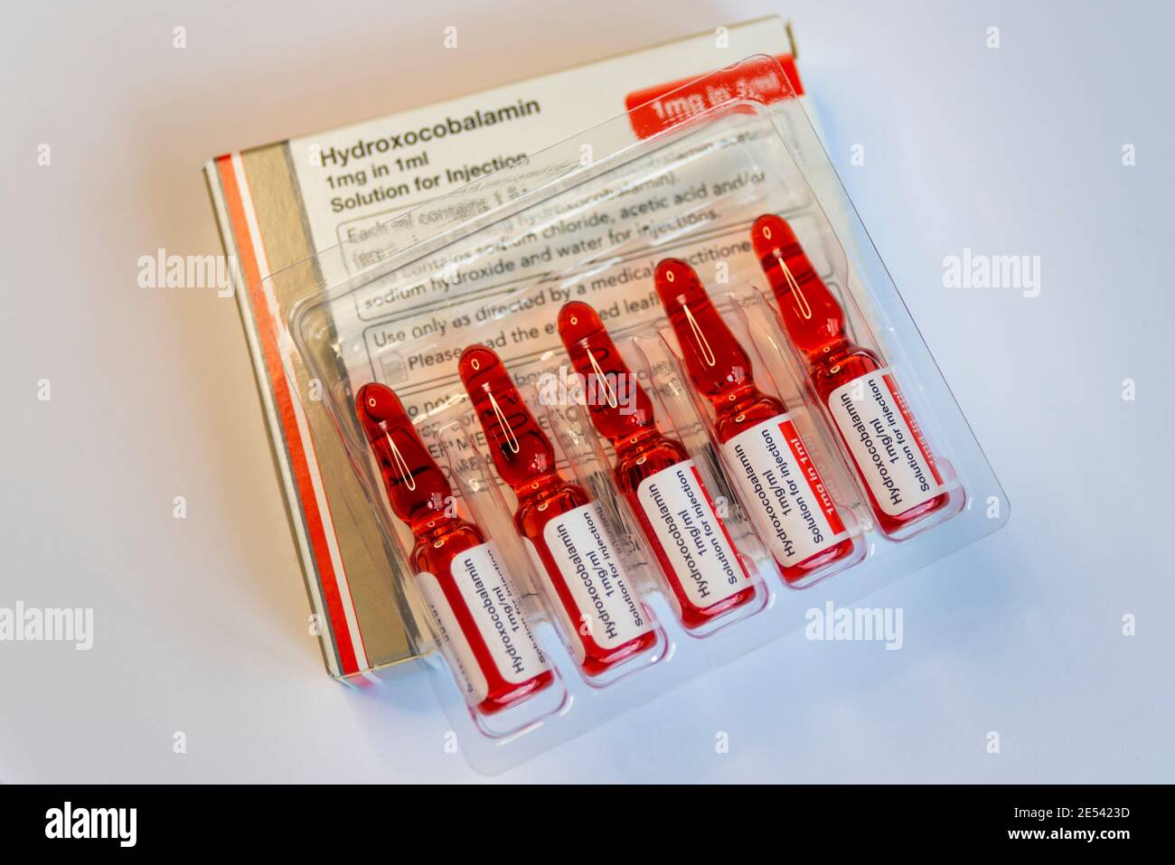 Ampoules d'acétate d'hydroxocobalamine, vitamine B12A. Solution rouge pour injection dans le traitement de la carence en vitamine B12. Accord Healthcare Banque D'Images