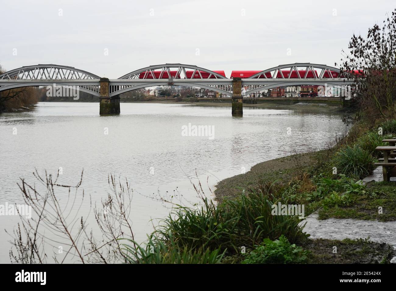 Pont de train Barnes à Londres. Date de la photo : lundi 18 janvier 2021. Photo: Roger Garfield/Alamy Banque D'Images