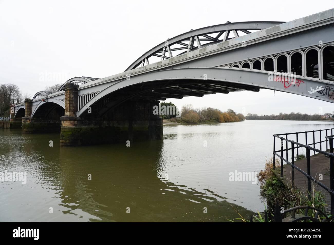 Pont de train Barnes à Londres. Date de la photo : lundi 18 janvier 2021. Photo: Roger Garfield/Alamy Banque D'Images