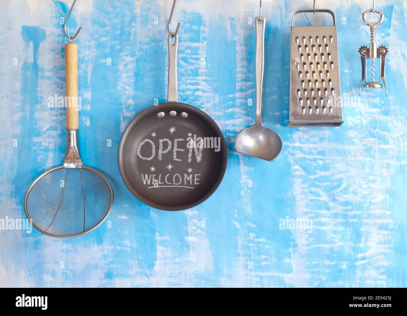 Affiche ouverte de bienvenue, restaurant ou café prêt à servir après le confinement de corona, concept de nourriture et de boissons Banque D'Images