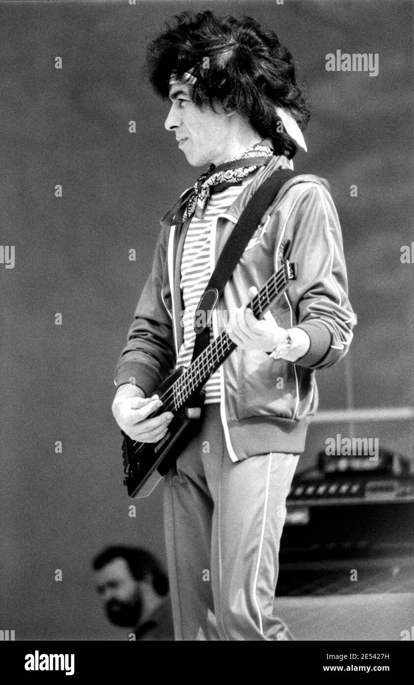 ROTTERDAM, PAYS-BAS - 02 JUIN 1982 : le bassiste Bill Wyman des Rolling  Stones lors d'un concert dans le stade de football de Feyenoord dans la ne  Photo Stock - Alamy