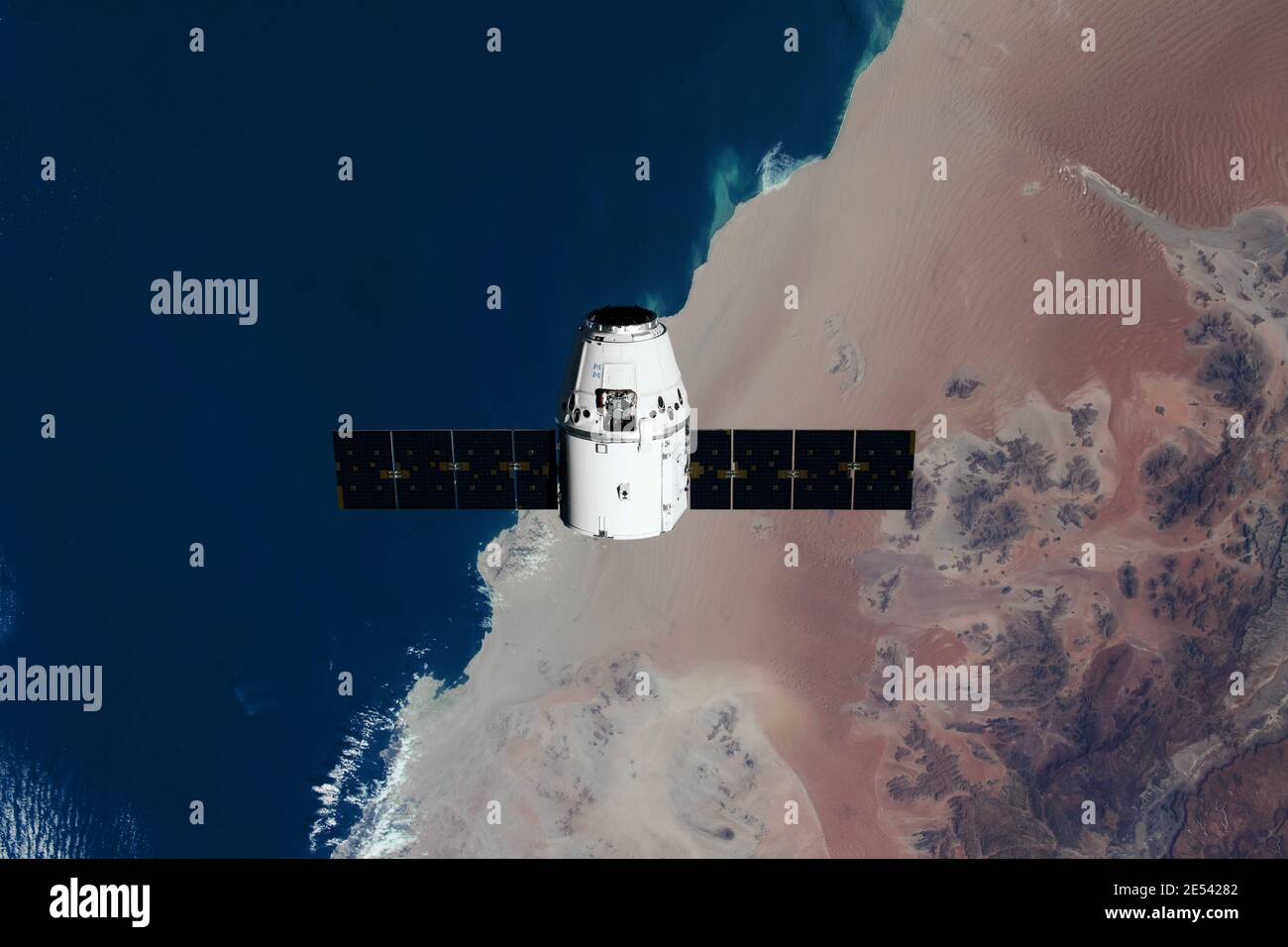 Le bateau de ravitaillement SpaceX Dragon est représenté à l'approche de la Station spatiale internationale. Éléments de cette image fournis par la NASA. Banque D'Images