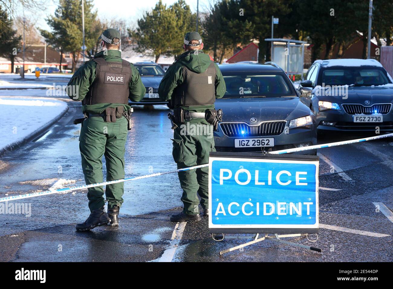 La police et l'armée s'occupent d'un dispositif suspensif à Lurgan, Co Armagh Picture Mal McCann Banque D'Images