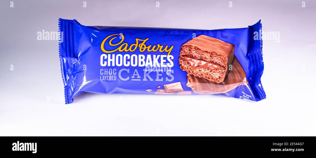 Un Seul Paquet De Gateaux De Cadbury Chocobakes Chocoed Sur Fond Blanc Photo Stock Alamy