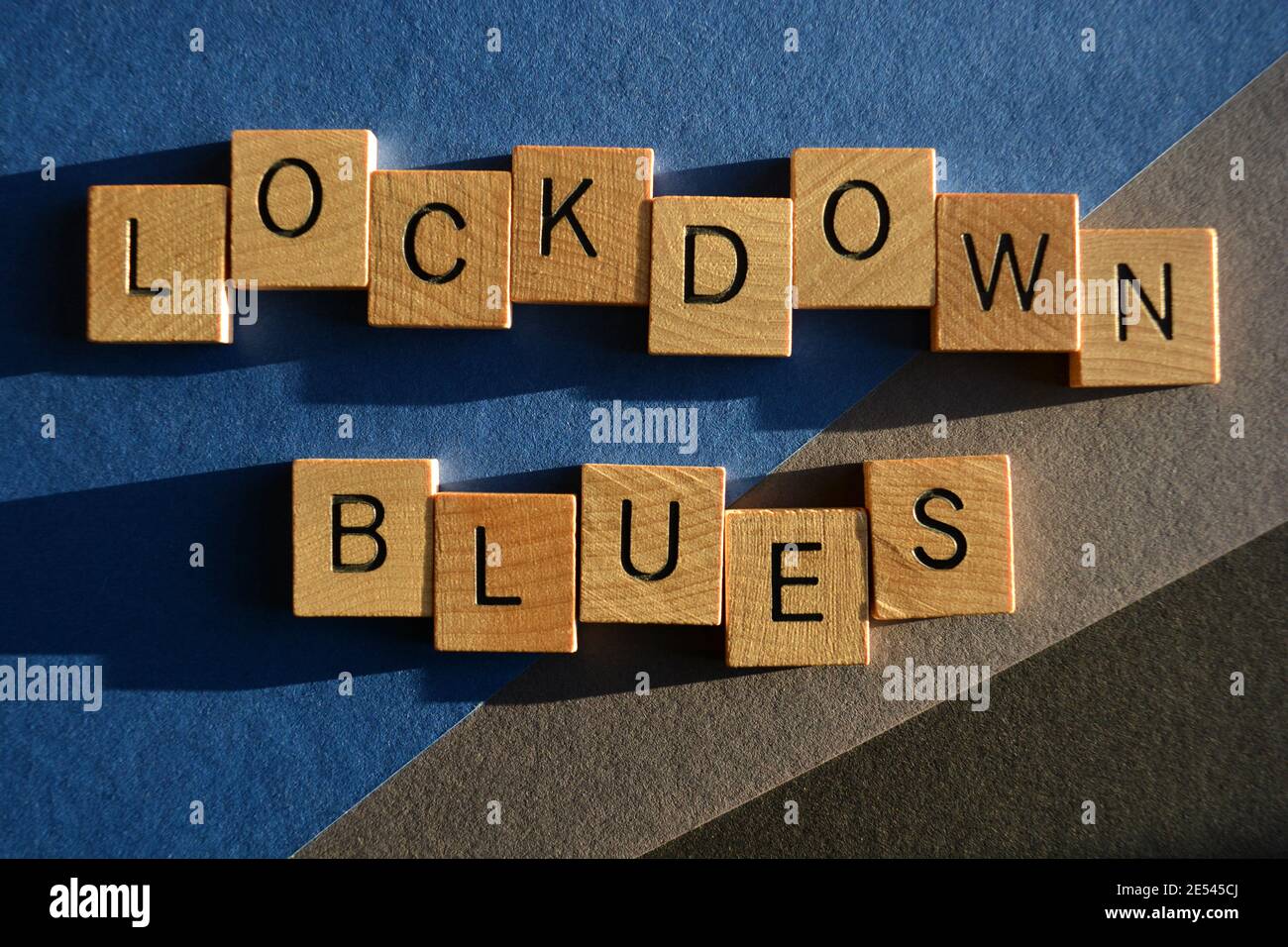 LockDown Blues, mots en lettres de l'alphabet en bois isolés sur fond bleu, gris et noir Banque D'Images