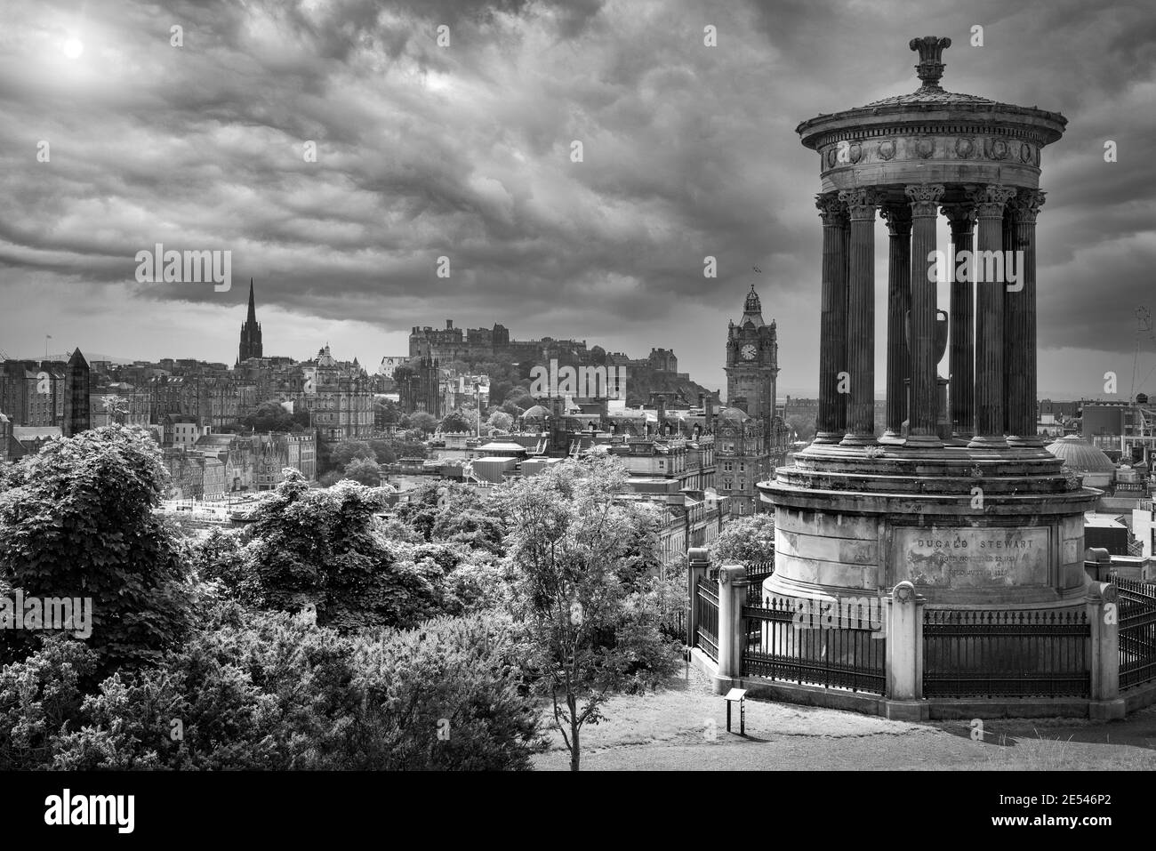 Le monument Dugald Stewart et la ligne d'horizon d'Édimbourg. Banque D'Images