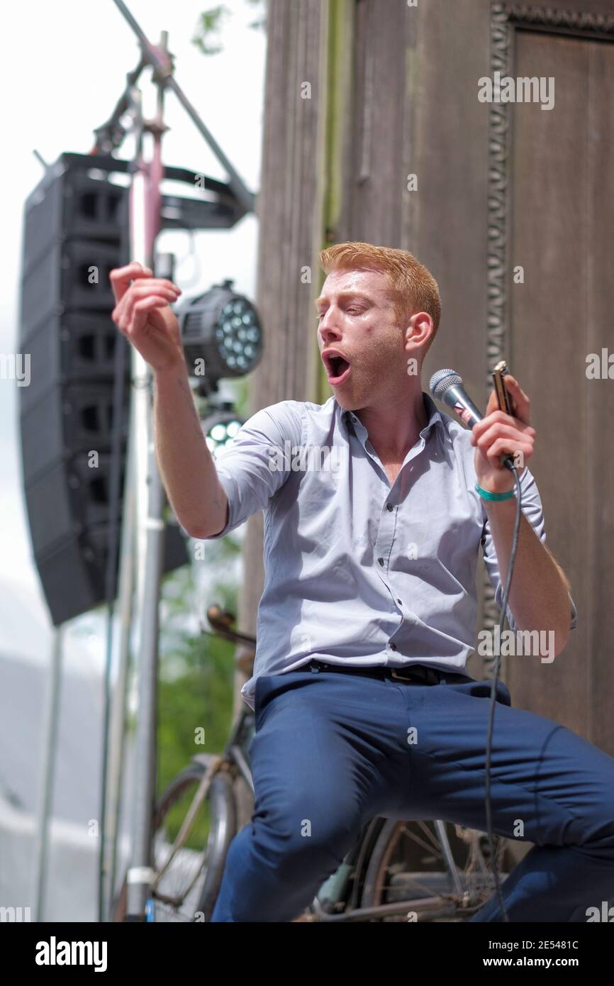 Richie Prynne, de CC Smugglers, qui se produit au Larmer Tree Festival, au Royaume-Uni. 17 juillet 2015 Banque D'Images