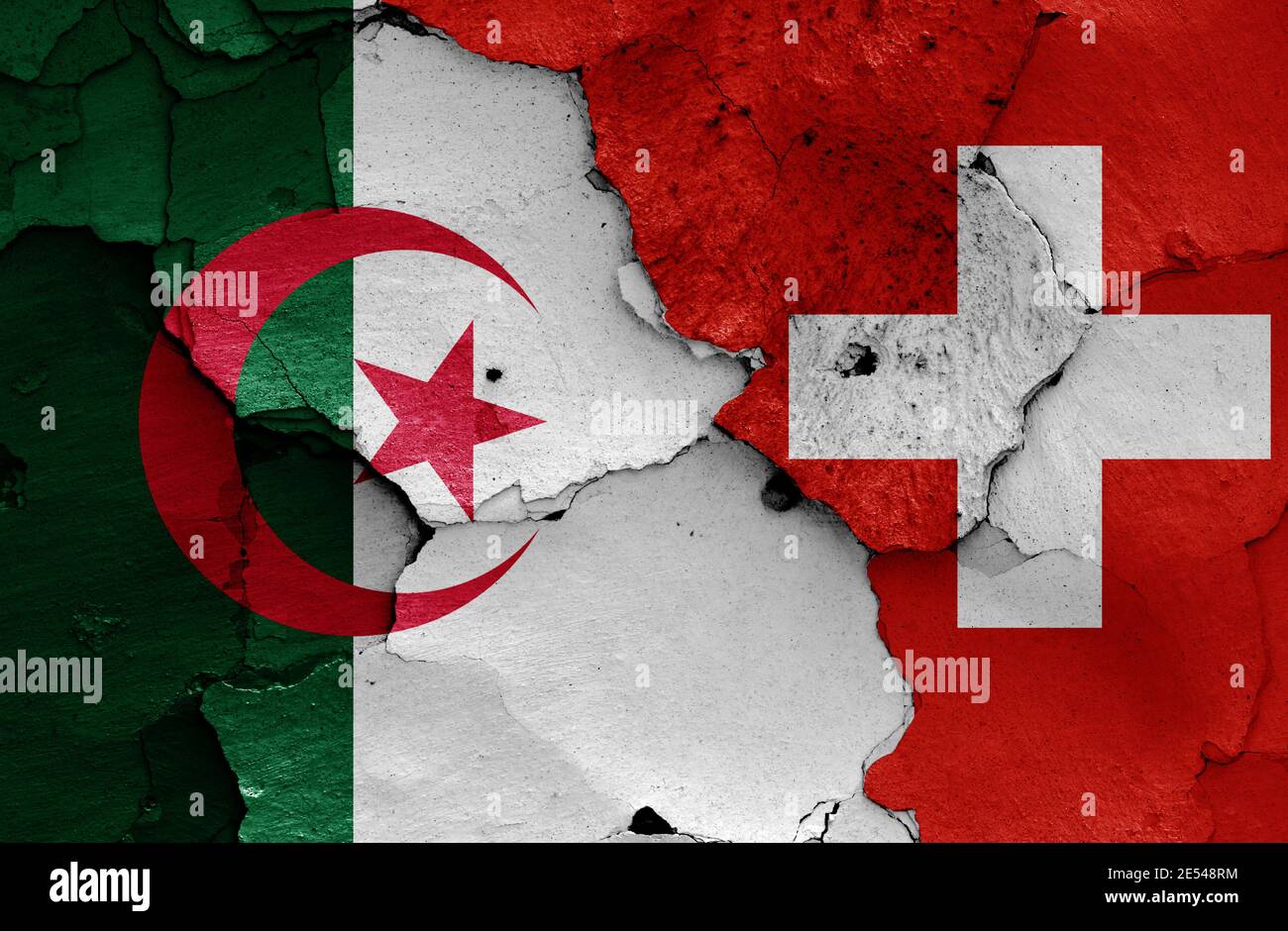 Drapeaux de l'Algérie et de la Suisse peints sur un mur fissuré Banque D'Images