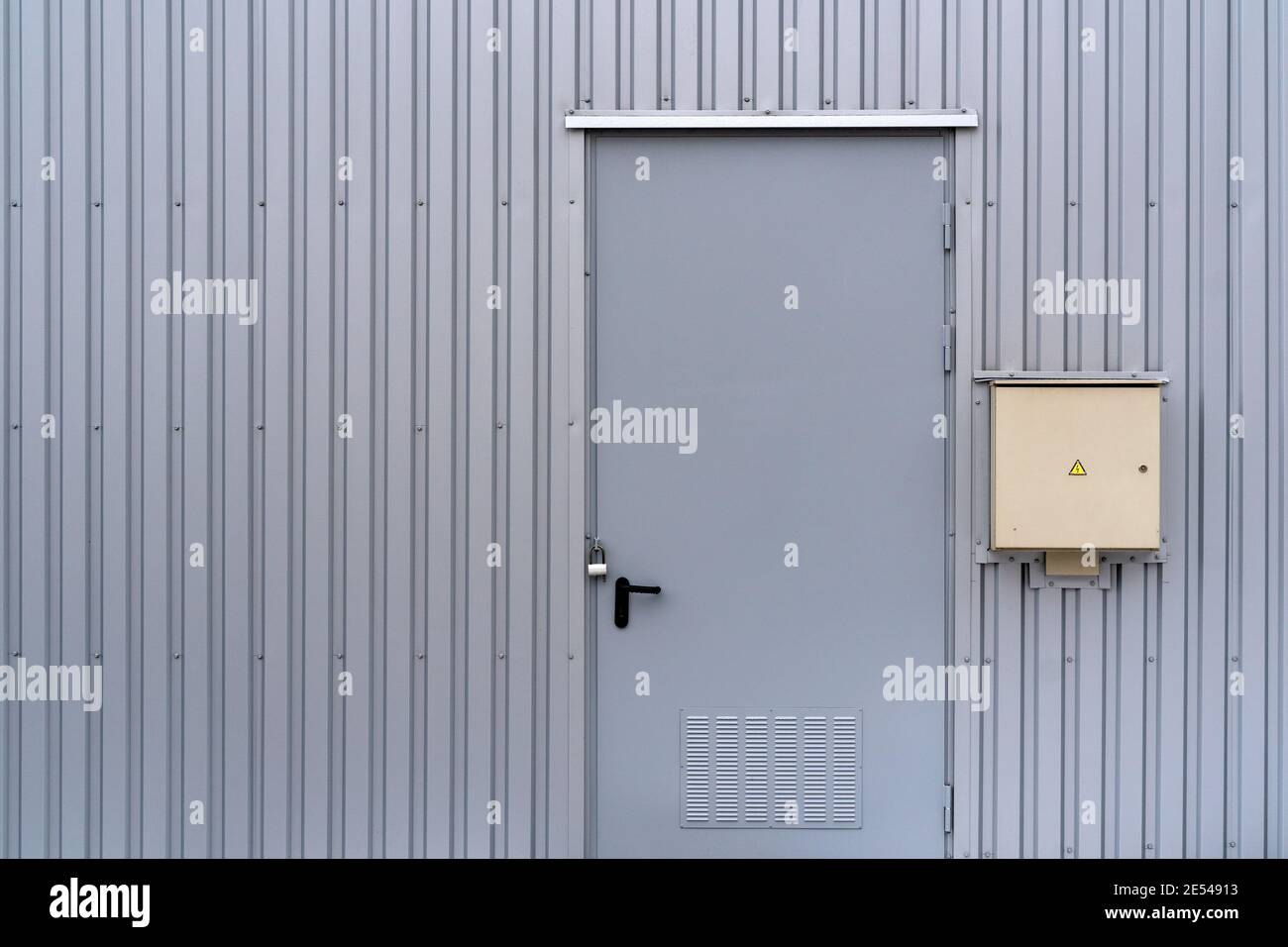 Boîte de transformateur grise.porte métallique électrique verrouillée avec  un signe d'attention sur la paroi grise de la sous-station de transformateur  Photo Stock - Alamy