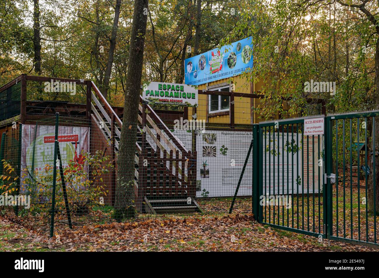 Le parc d'attractions comprend une zone d'escalade des arbres. L'accès est interdit hors saison car la sécurité n'est pas garantie. Banque D'Images