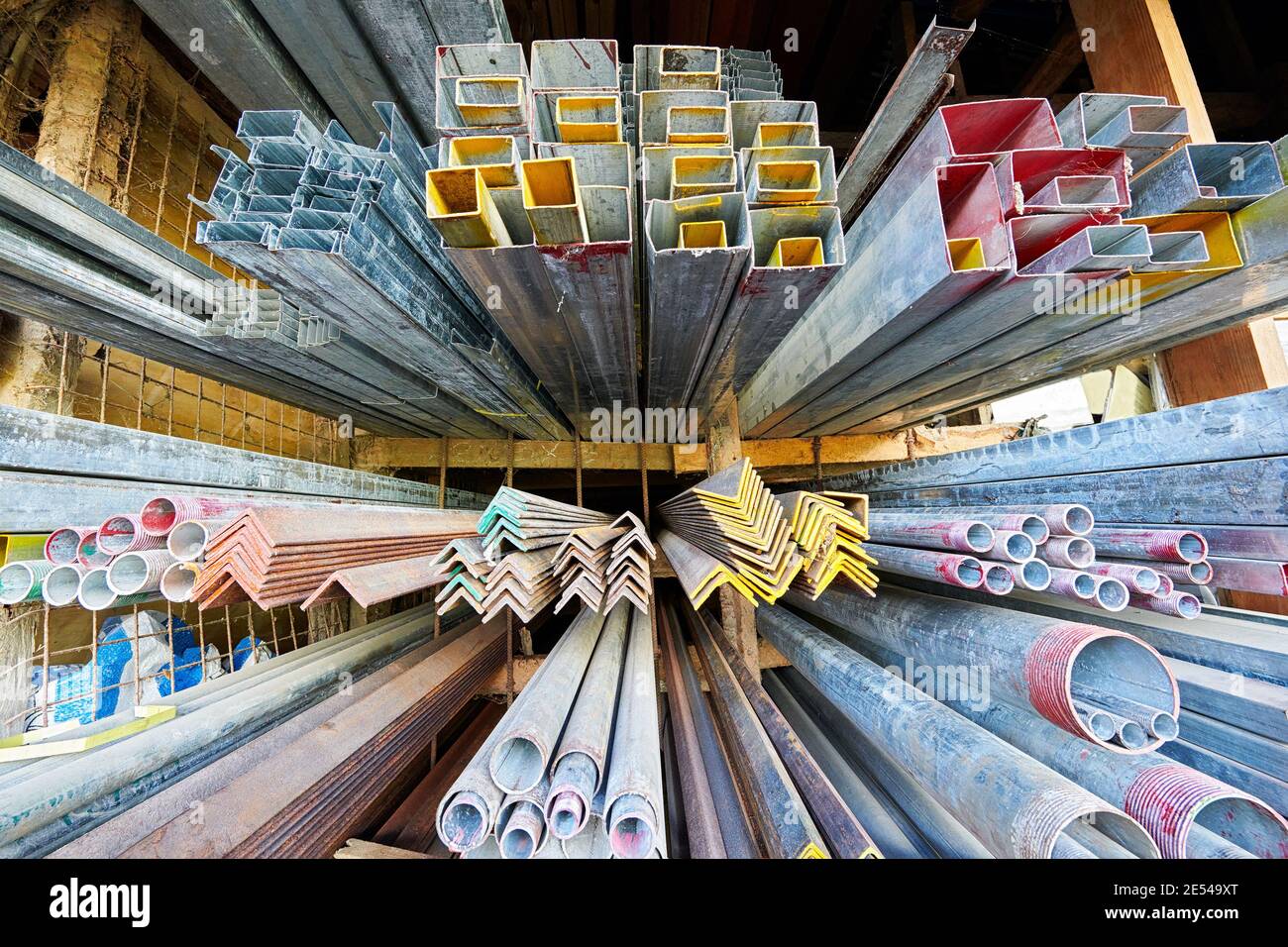 Vue rapprochée grand angle des barres en aluminium et des tuyaux en acier pour la vente dans un magasin de quincaillerie aux Philippines, en Asie Banque D'Images