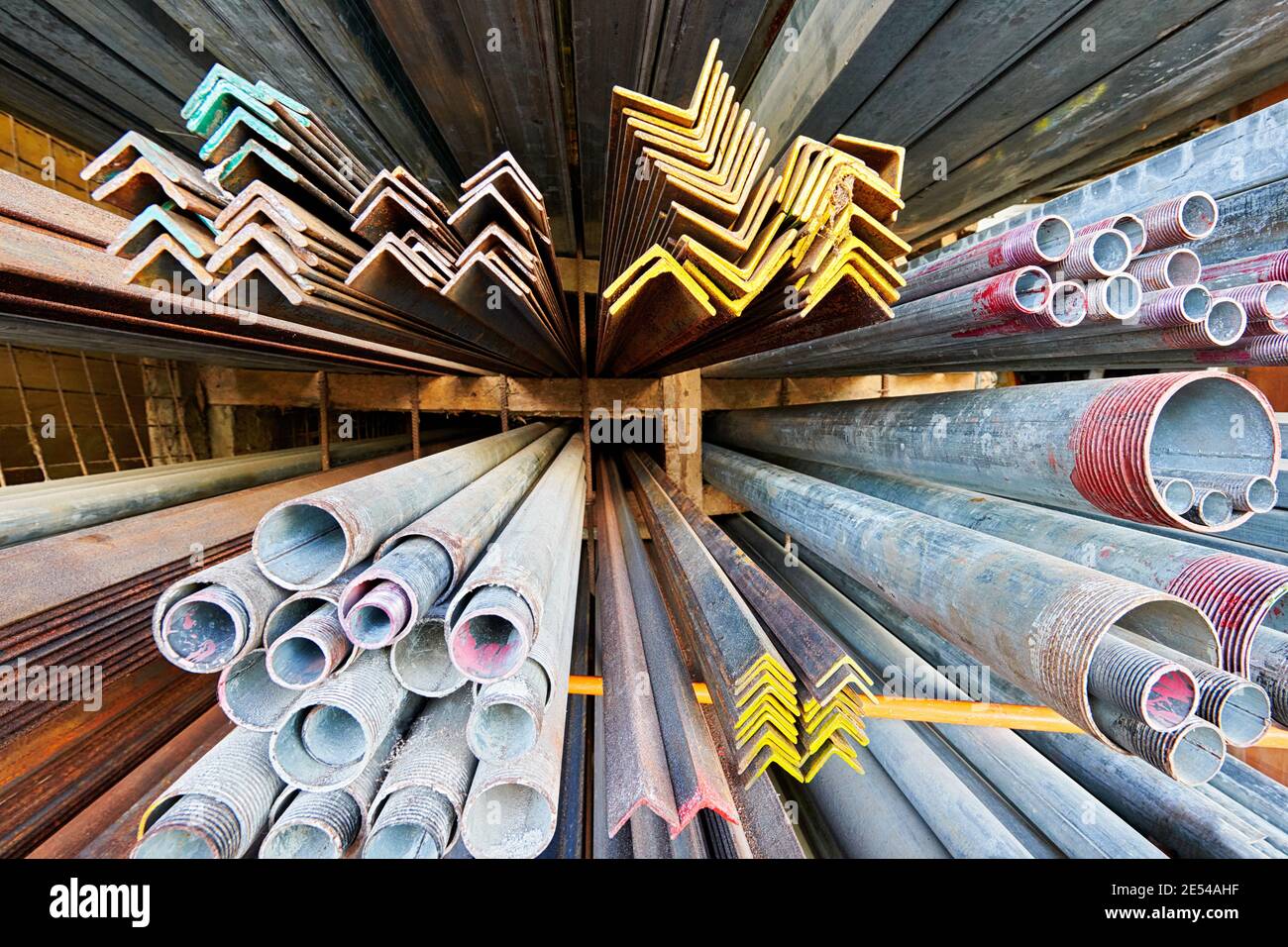 Vue rapprochée grand angle des barres en aluminium et des tuyaux en acier pour la vente dans un magasin de quincaillerie aux Philippines, en Asie Banque D'Images