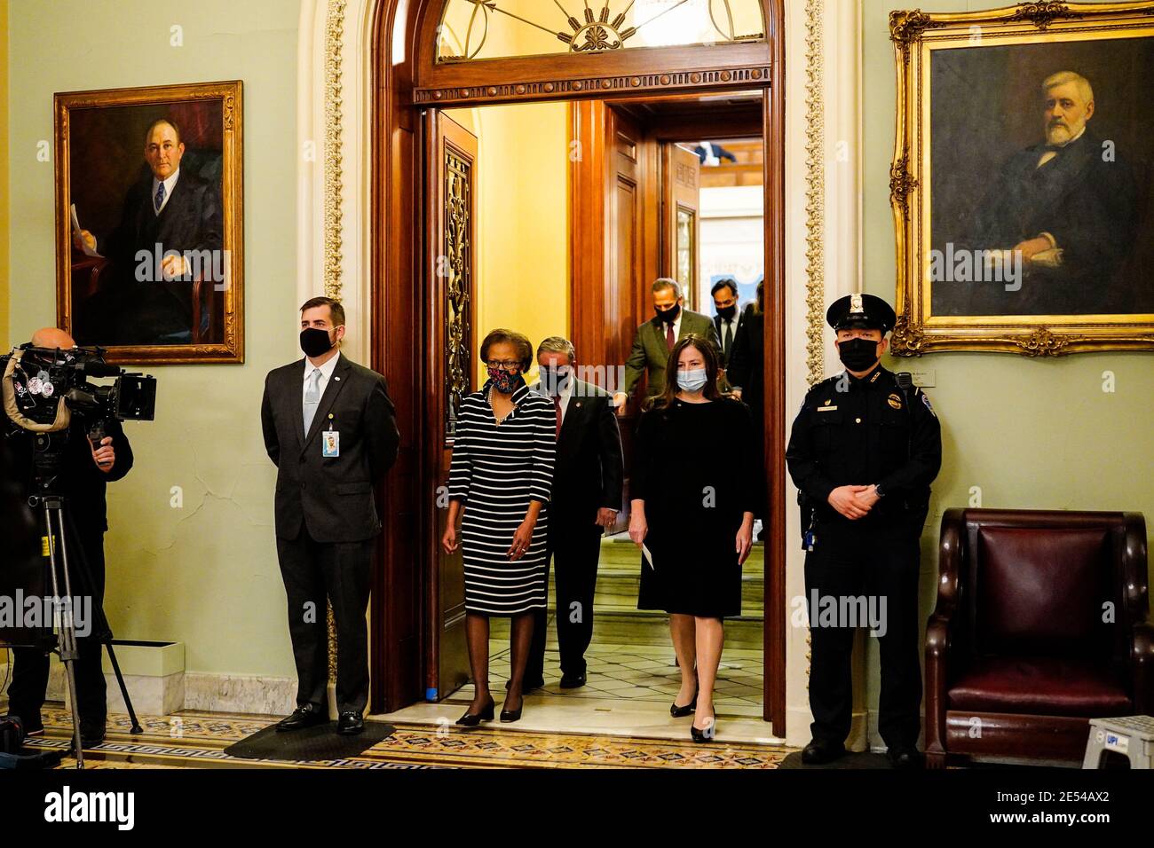 Washington, DC, États-Unis. 25 janvier 2021. Le greffier de la Chambre Cheryl L. Johnson et le sergent d'armes suppléant Timothy P. Blodgett dirigent les gestionnaires de la destitution de la Chambre après avoir présenté au Sénat un article de destitution accusant l'ancien président Donald Trump d'incitation à l'insurrection le lundi 25 janvier 2021. Crédit: Melina Mara/Pool via CNP/Media Punch/Alay Live News Banque D'Images