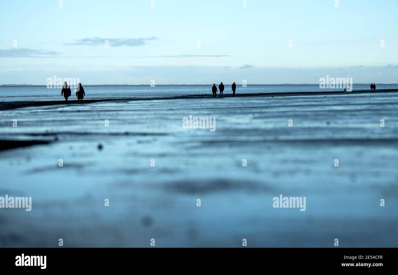 26 janvier 2021, Basse-Saxe, Varel: Promenades le long de la plage de Dangast par temps variable. Photo: Sina Schuldt/dpa Banque D'Images