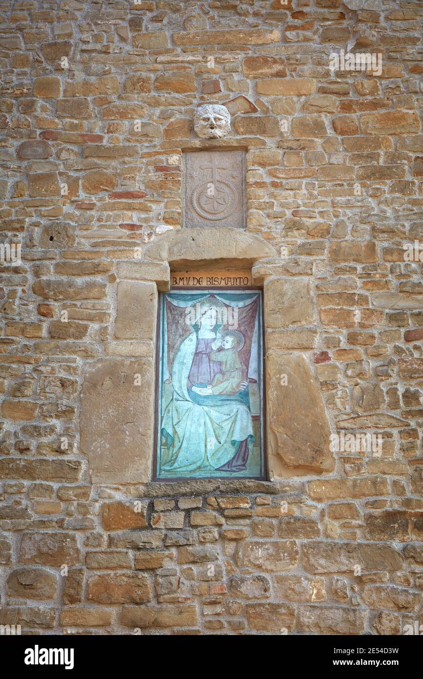 Un ancien tableau, une icône religieuse de la 'Madonna de Bismantova' sur le mur d'une maison traditionnelle en pierre. Casina, Émilie-Romagne, Italie. Banque D'Images