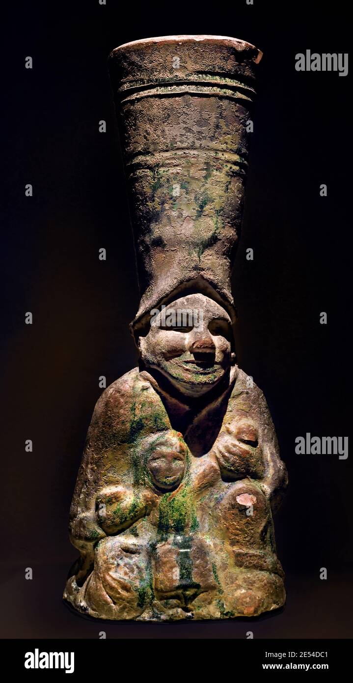 Figurine à genoux avec des enfants dynastie des Han du nord de la Chine orientale (25-220 C.E.) Glaçure de plomb vert en faïence, la dynastie Han a régné sur la Chine de 206 avant JC à 220 après J.-C. Banque D'Images