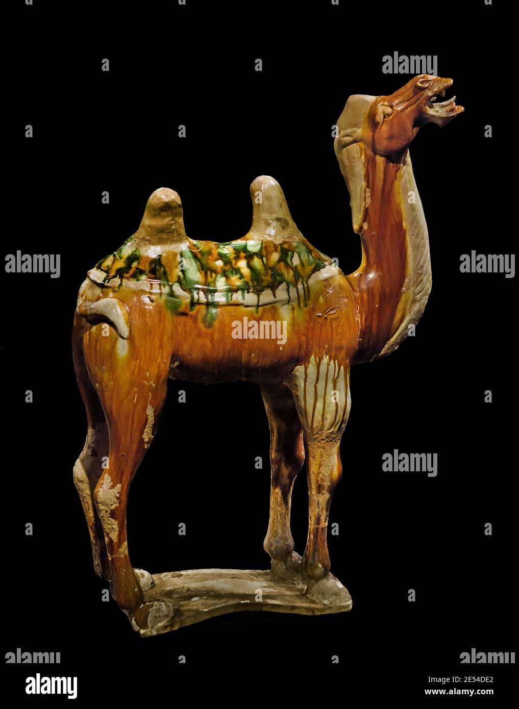 Chameau de LA dynastie TANG de l'époque DE LA CHINE CENTRALE DU NORD (618-907 C.E.) Statuette funéraire: Camel Bactrian Date faïence du VIIIe siècle, glaçure tricolore (sancai) la dynastie Tang ou empire Tang, était une dynastie impériale de Chine qui régnait de 618 à 907 Banque D'Images