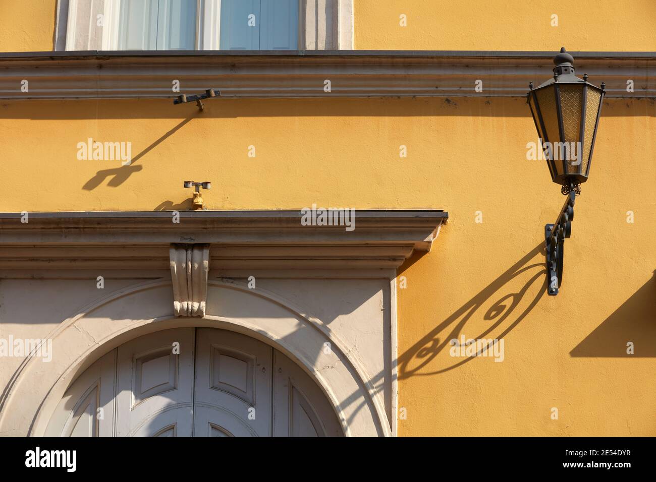 Détail d'une lampe de rue sur un bâtiment jaune de la cask historique de Fontanellato, Parme, Italie. Banque D'Images