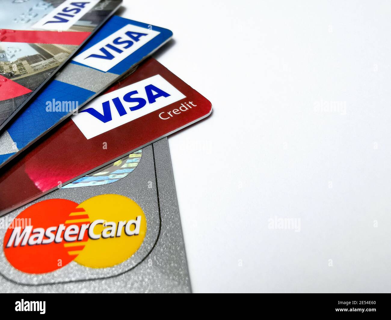 Choix de cartes DE crédit VISA et Mastercard. Gros plan sur les cartes DE crédit VISA et Mastercard. 25.01.2021. Varsovie, Pologne Banque D'Images