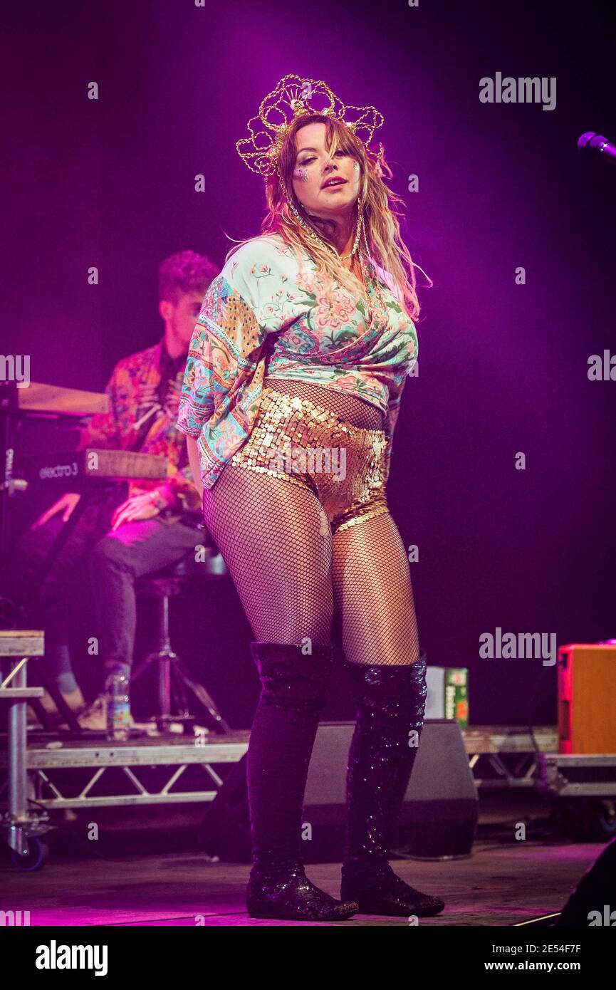 L'église de Charlotte exécute son donjon pop de fin de nuit en direct au festival Bestival 2017 au château de Lulworth - Wareham. Banque D'Images