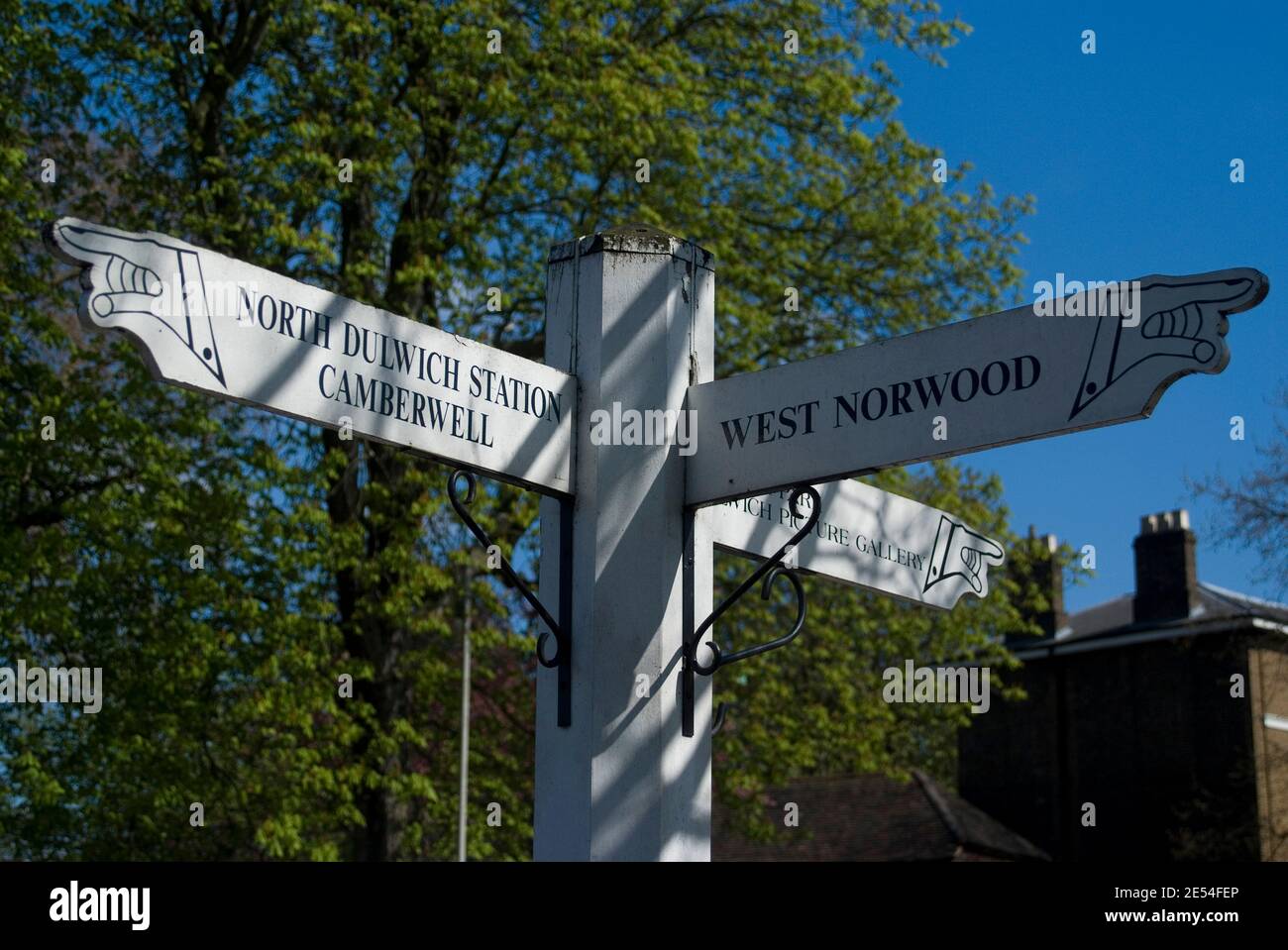 Panneau indiquant le chemin vers la gare de North Dulwich, Camberwell et West Norwood, Dulwich Village, Londres, SE21, Angleterre | AUCUN | Banque D'Images