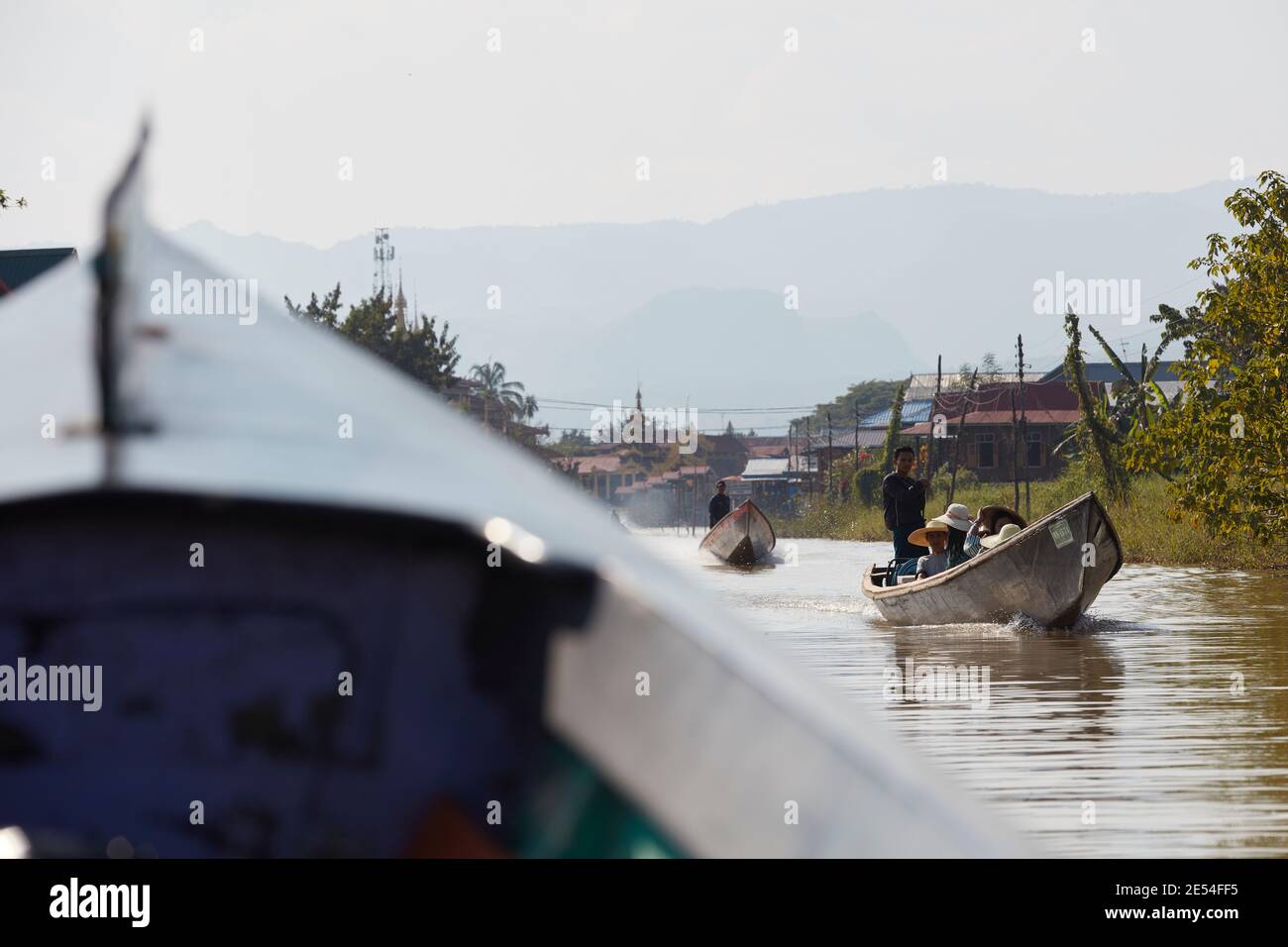 Navigation traditionnelle en bateau en bois sur le lac Inle, Myanmar. Banque D'Images