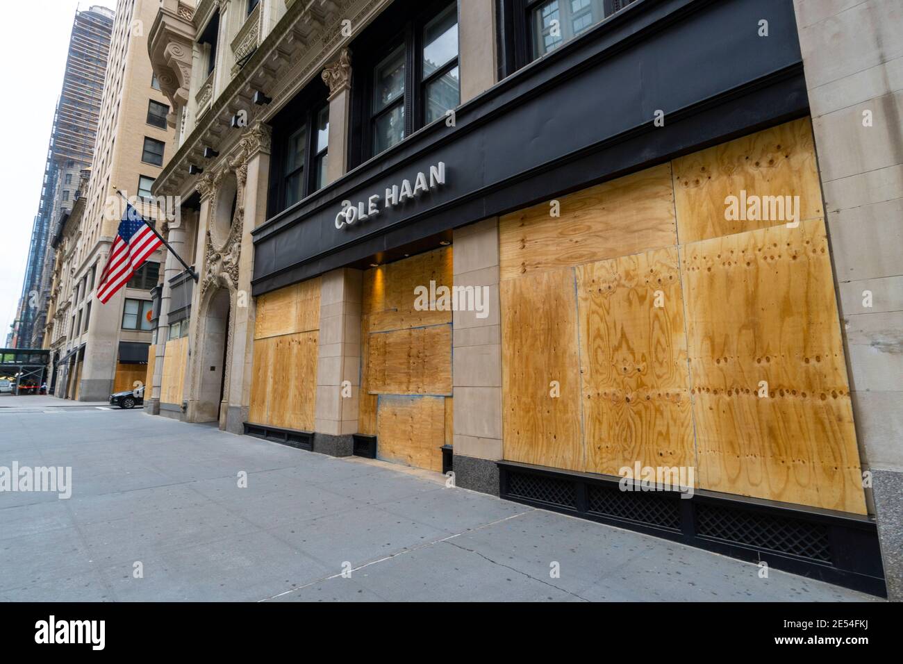 LE magasin COLE HAAN de Midtown Manhattan est monté à bord du stocker les fenêtres Banque D'Images