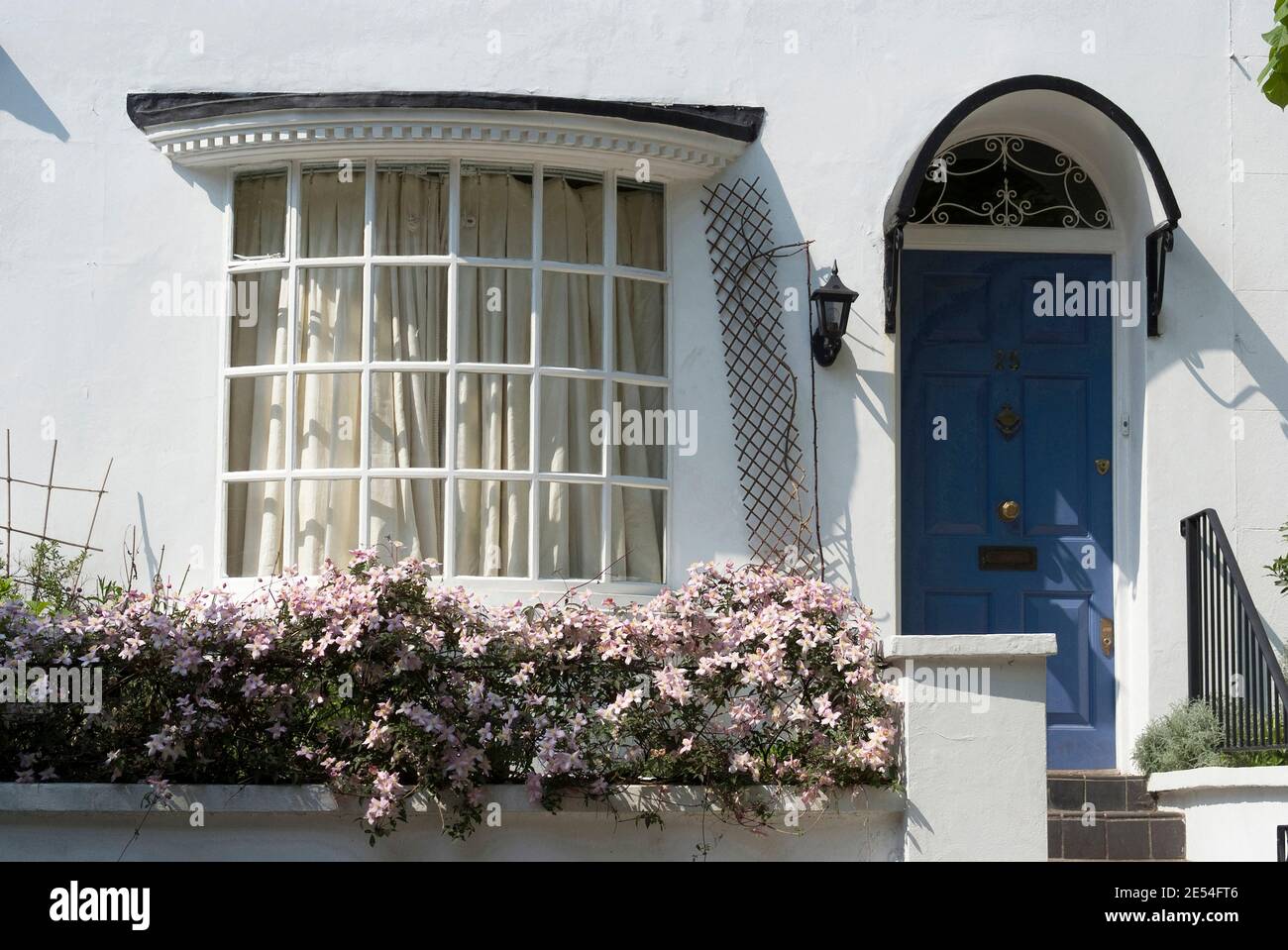 Bow-window fenêtre cintrée et porte la lumière entrée d'une maison privée, Hampstead, London, NW3, Angleterre Banque D'Images