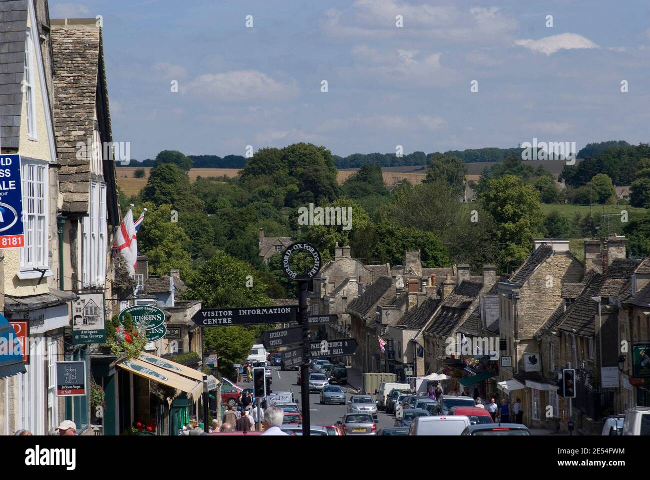 Vue vers le bas de la rue High Street, Burford, Oxfordshire, Angleterre Banque D'Images