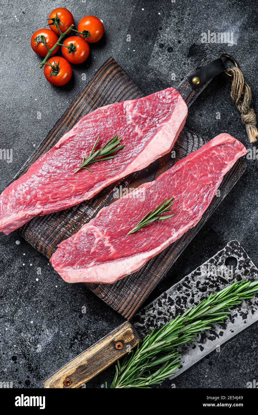 Chapeau de sirloin cru ou steak de picanha. Arrière-plan noir. Vue de dessus Banque D'Images