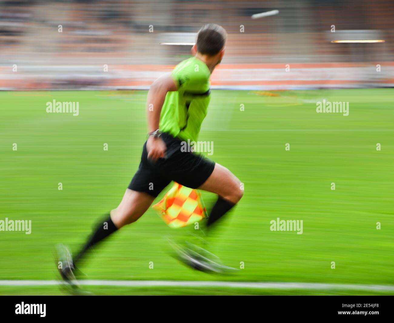 Sideline arbitre de football courant Banque D'Images