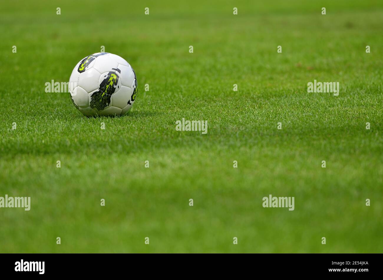 Ballon de football sur l'herbe. Banque D'Images