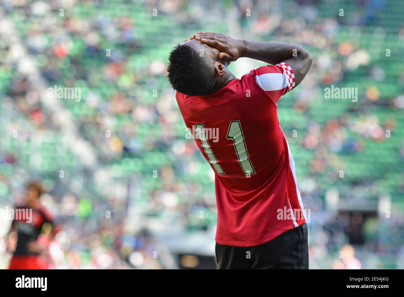 Le footballeur tient la tête après une situation de but gâché Banque D'Images