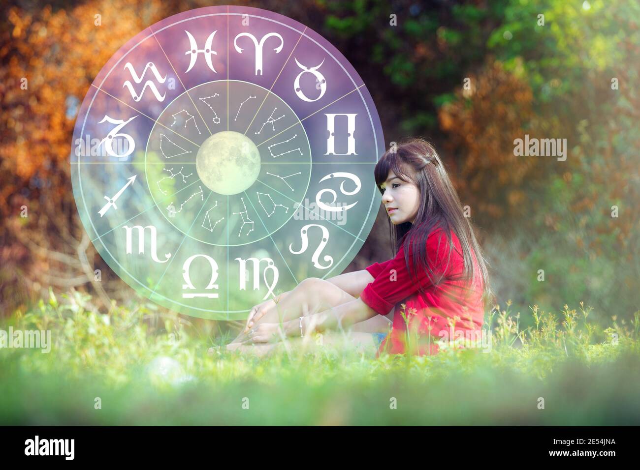 Astrologie en été avec belle fille et roue de zodiaque. Banque D'Images