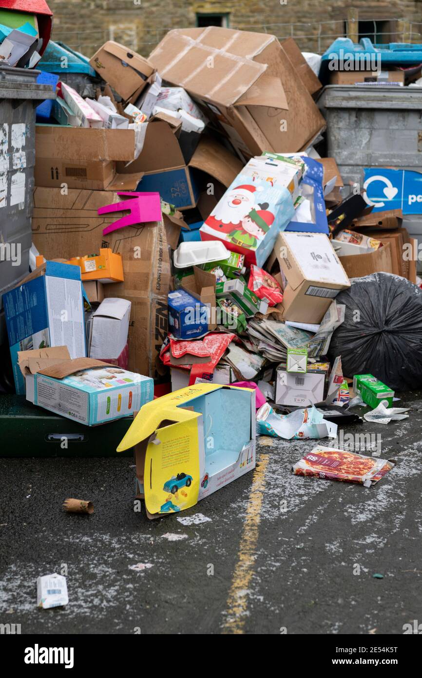 Centre de recyclage dans un village débordant après Noël, North Yorkshire, Royaume-Uni. Banque D'Images