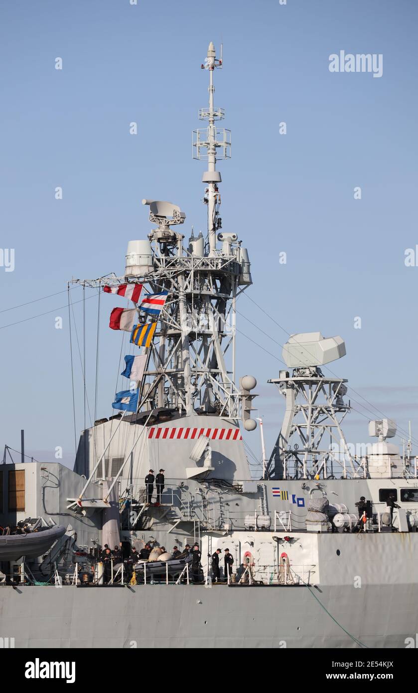 Radar, fanions et antenne ornent le mât principal de la frégate de la Marine royale du Canada NCSM HALIFAX (FFH330) Banque D'Images