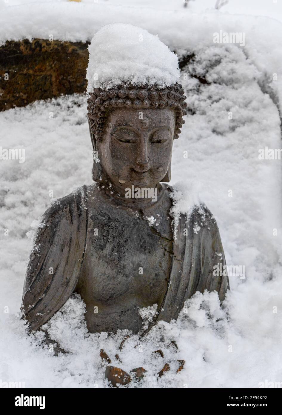 Bouddha figure dans la neige Banque D'Images