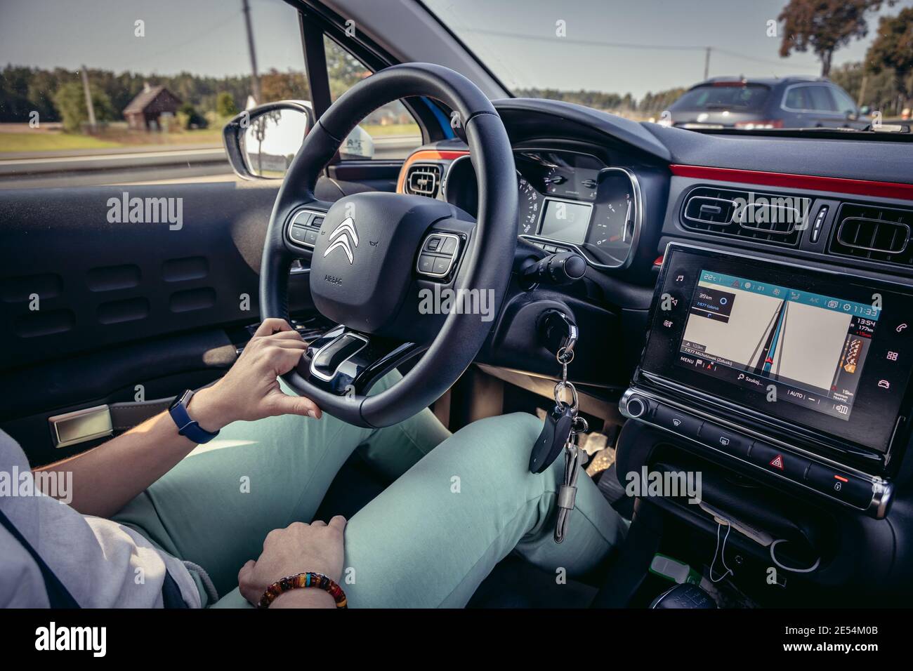 Femme conduisant une voiture Citroën C3 Banque D'Images