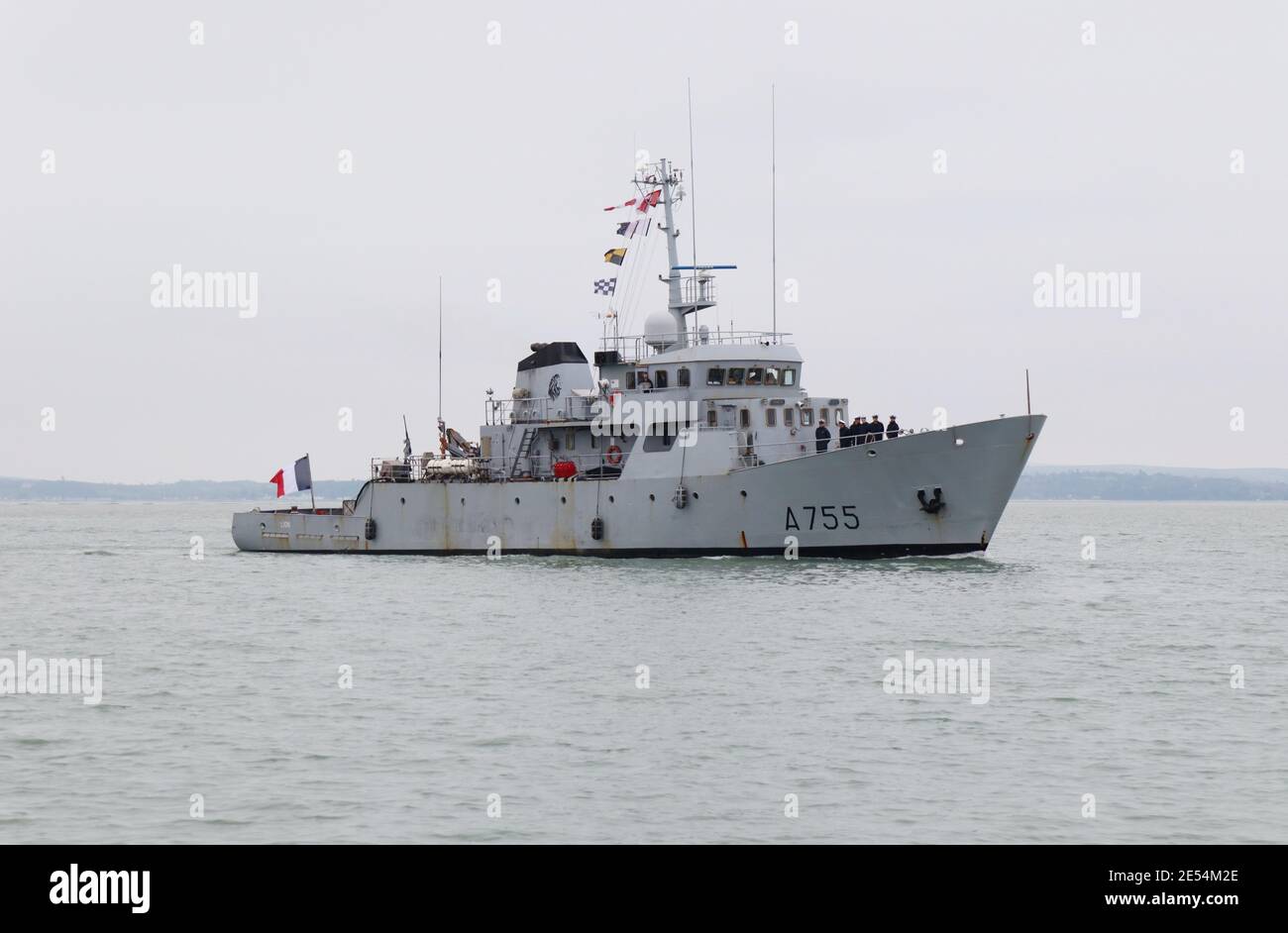 Le navire d'entraînement français FS Lion (A755) arrive pour un Courte visite de la base navale Banque D'Images