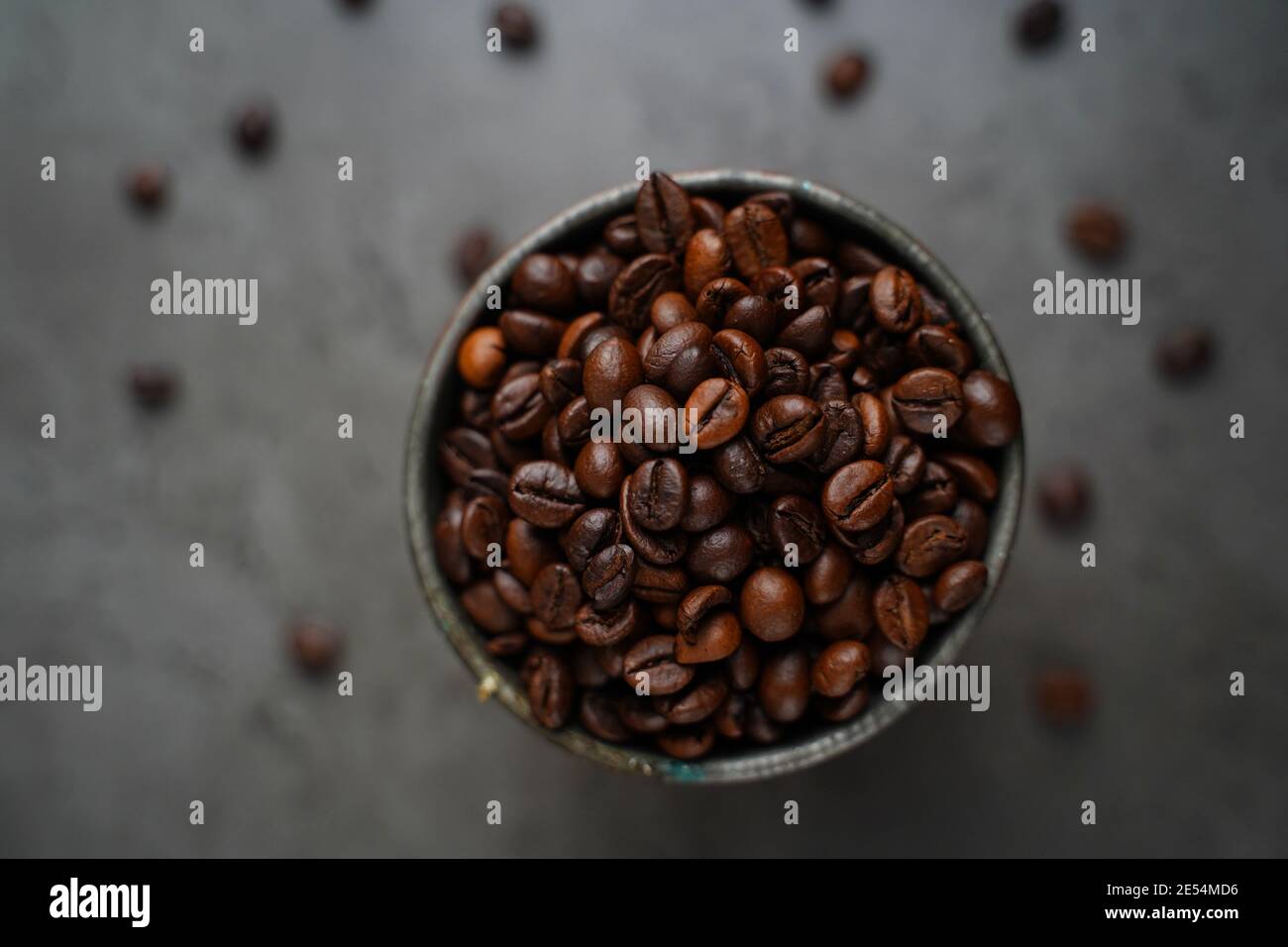 Arrière-plan des grains de café sur un cadre sombre et de mise au point sélective Banque D'Images